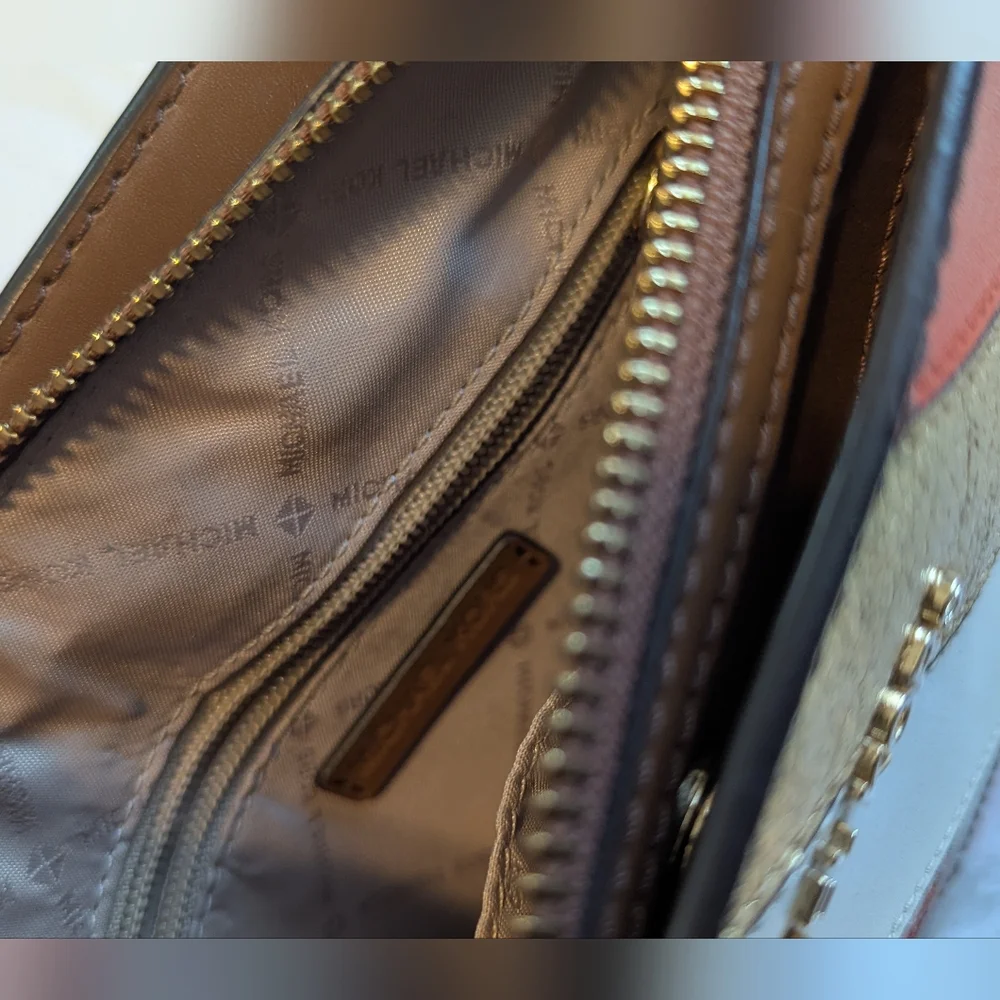 Beautiful Michael Kors crossbody purse. - Picture 4 of 16